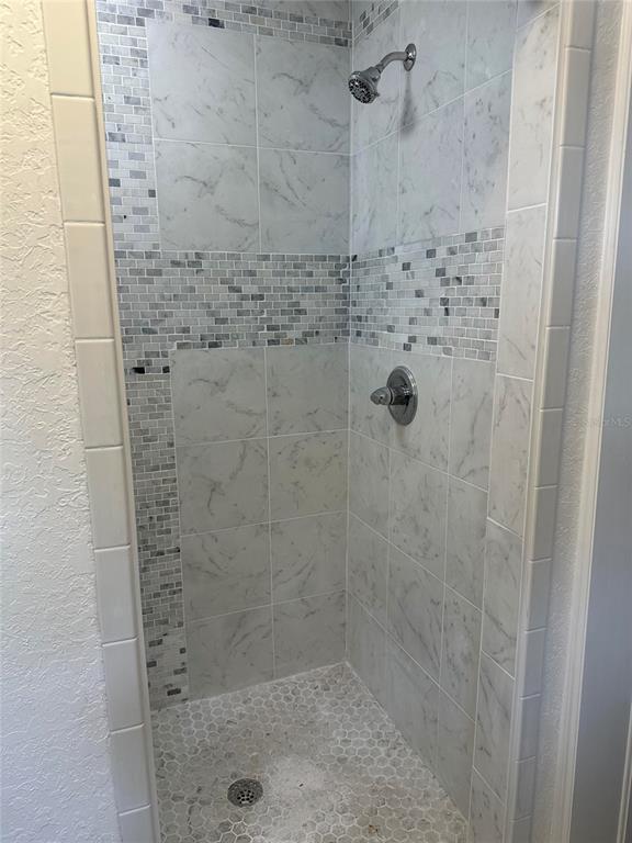17067 Northwest Gainesville Road Reddick, FL 32686 - Photo 11 of 25 a bathroom with a shower