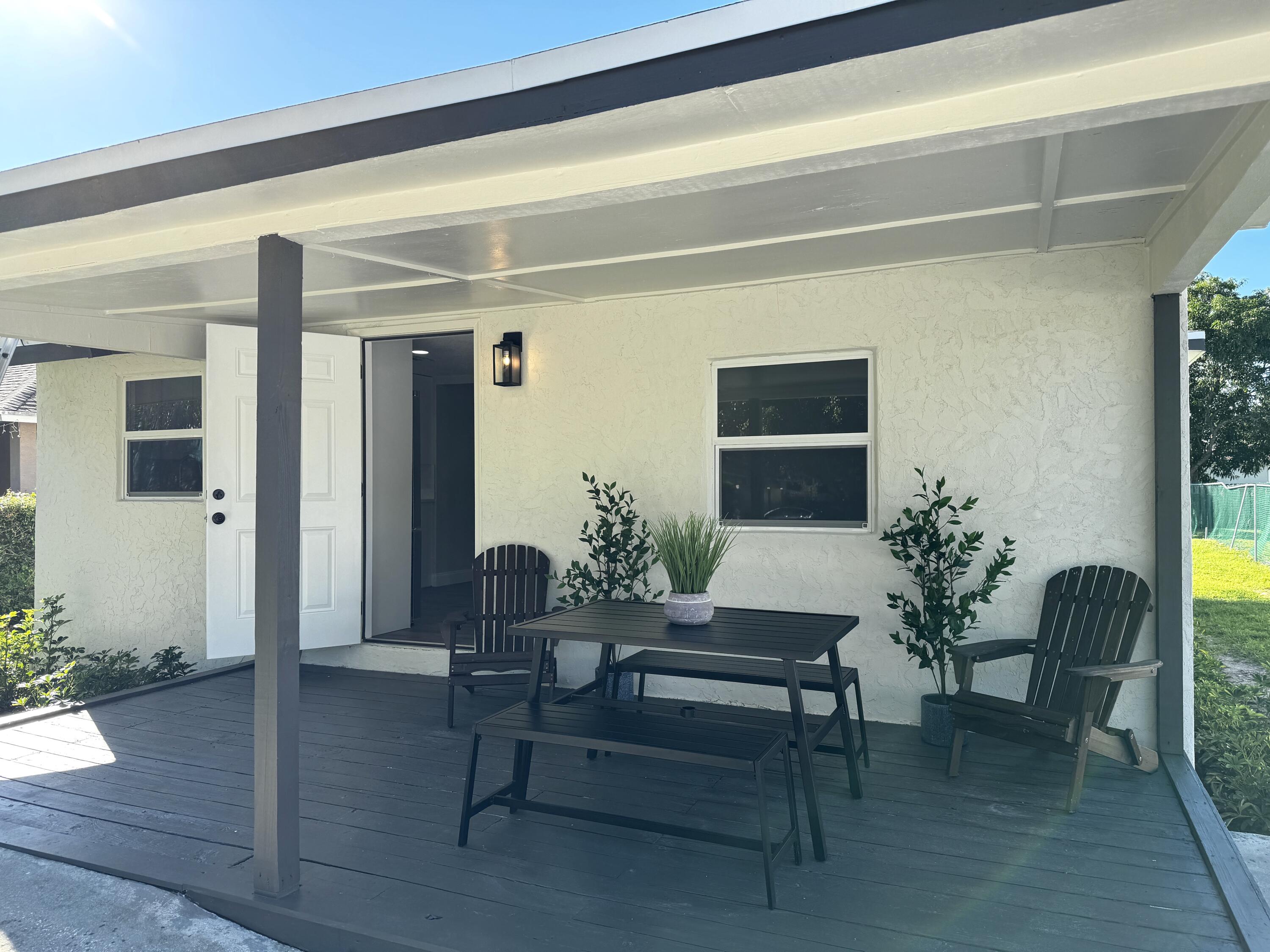 6674 4th Street Jupiter, FL 33458 - Photo 18 of 21 a living room with furniture and a potted plant