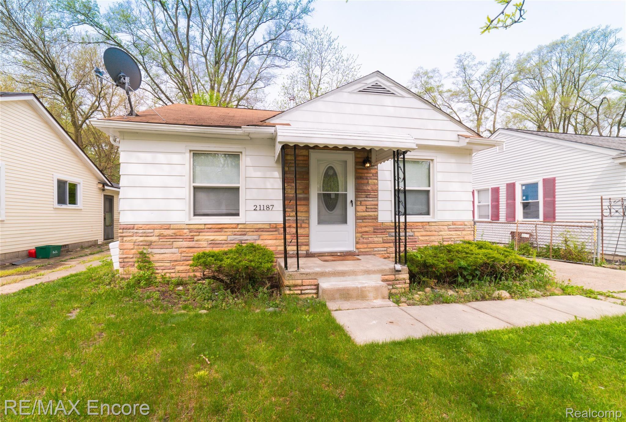 21187 Rensselaer Street Farmington, MI 48336 - Photo 2 of 21 21187 Rensselaer-2.jpg