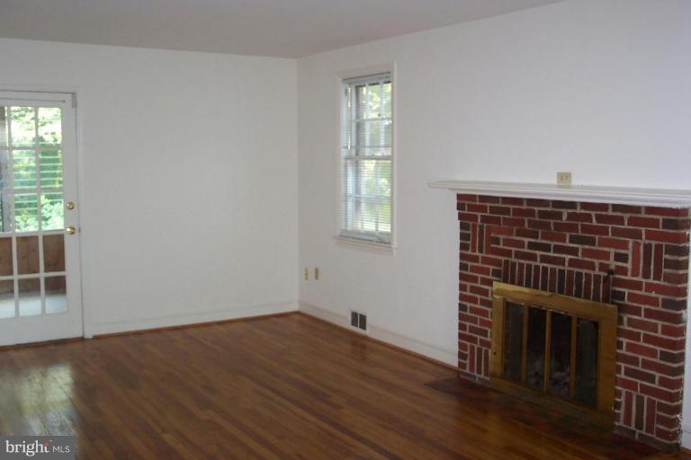 135 Ritchie Avenue Silver Spring, MD 20910 - Photo 6 of 12 Living Room