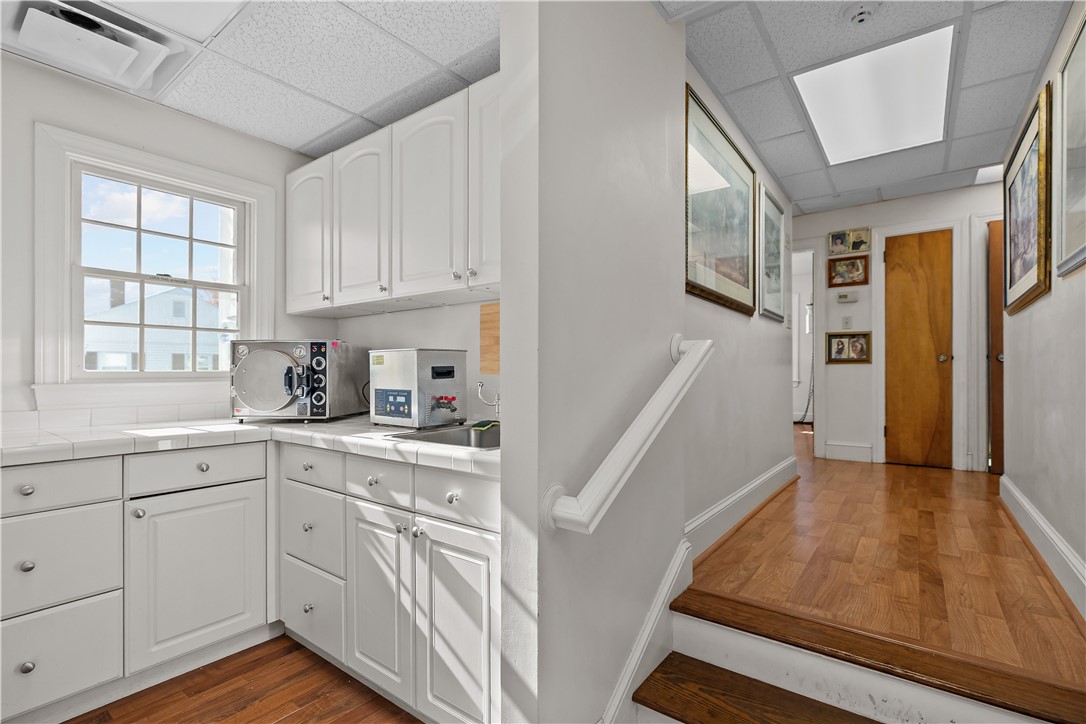74 Valley Road Middletown, RI 02842 - Photo 9 of 48