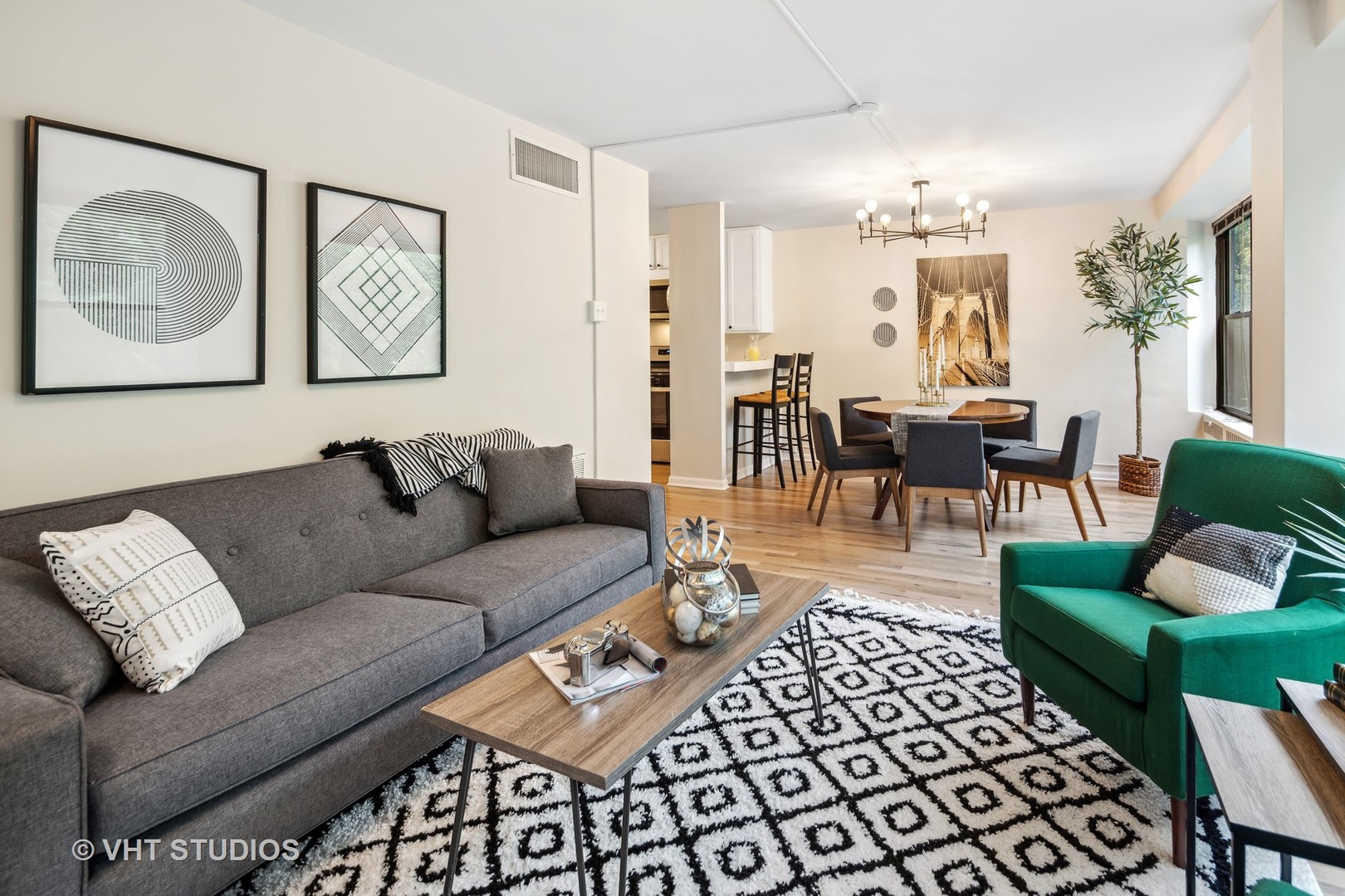 1540 North State Parkway, Unit 3D Chicago, IL 60610 - Photo 4 of 15 a living room with furniture and a painting on the wall