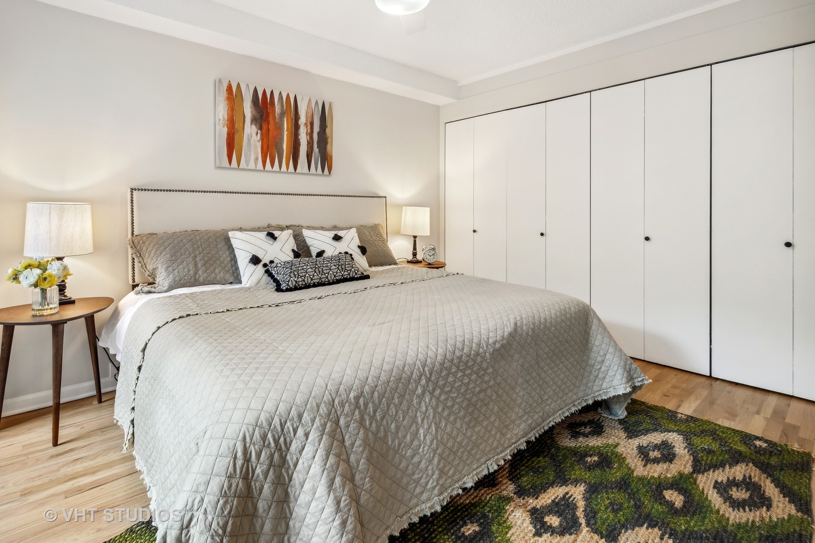 1540 North State Parkway, Unit 3D Chicago, IL 60610 - Photo 10 of 15 a bedroom with a bed and painting on the wall