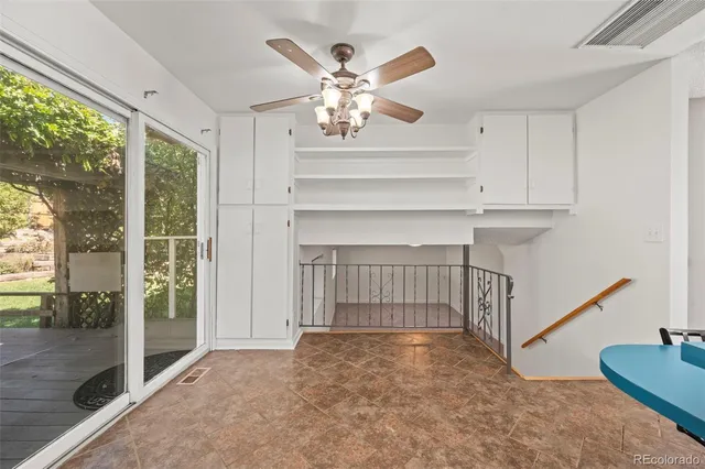 a view of an entryway with a livingroom