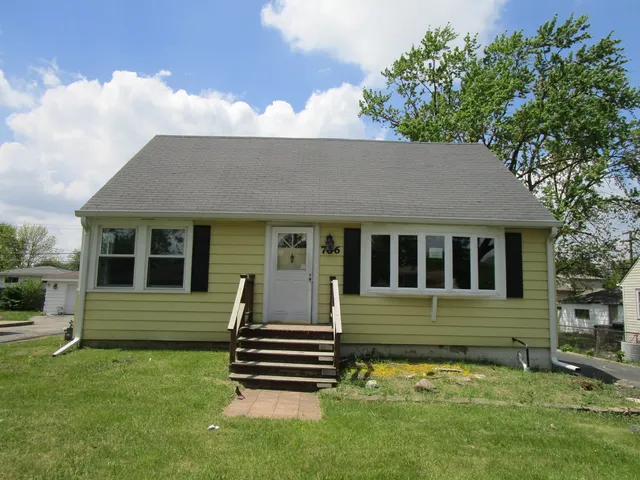 $305,000 | 786 Van Auken Street, Elmhurst, IL 60126