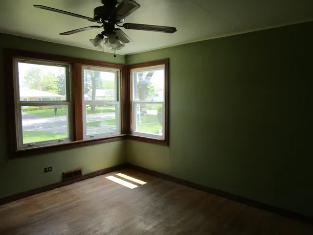 $305,000 | 786 Van Auken Street, Elmhurst, IL 60126