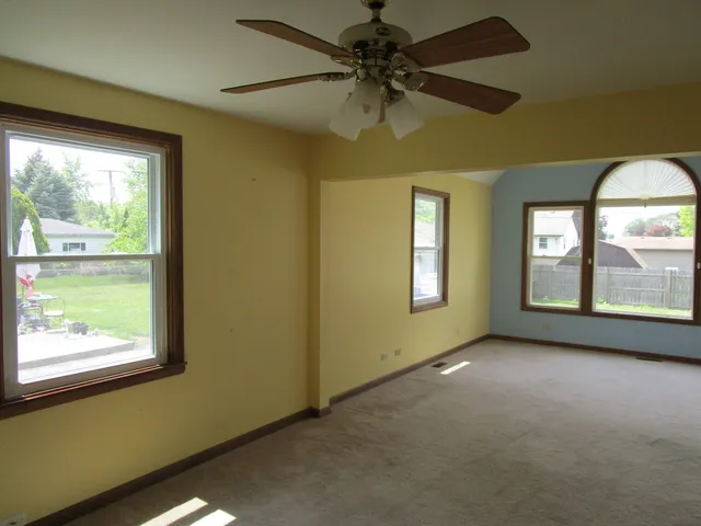 $305,000 | 786 Van Auken Street, Elmhurst, IL 60126