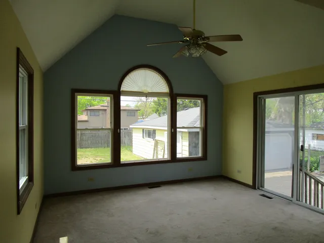 $305,000 | 786 Van Auken Street, Elmhurst, IL 60126