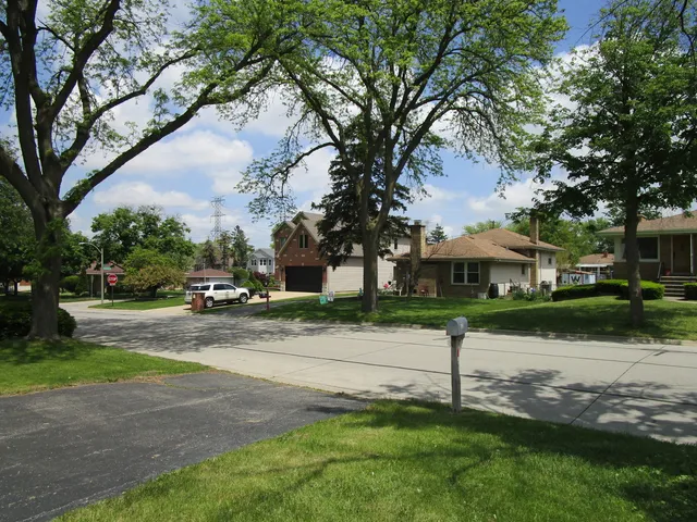 $305,000 | 786 Van Auken Street, Elmhurst, IL 60126
