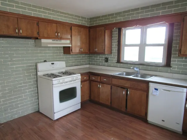 $305,000 | 786 Van Auken Street, Elmhurst, IL 60126