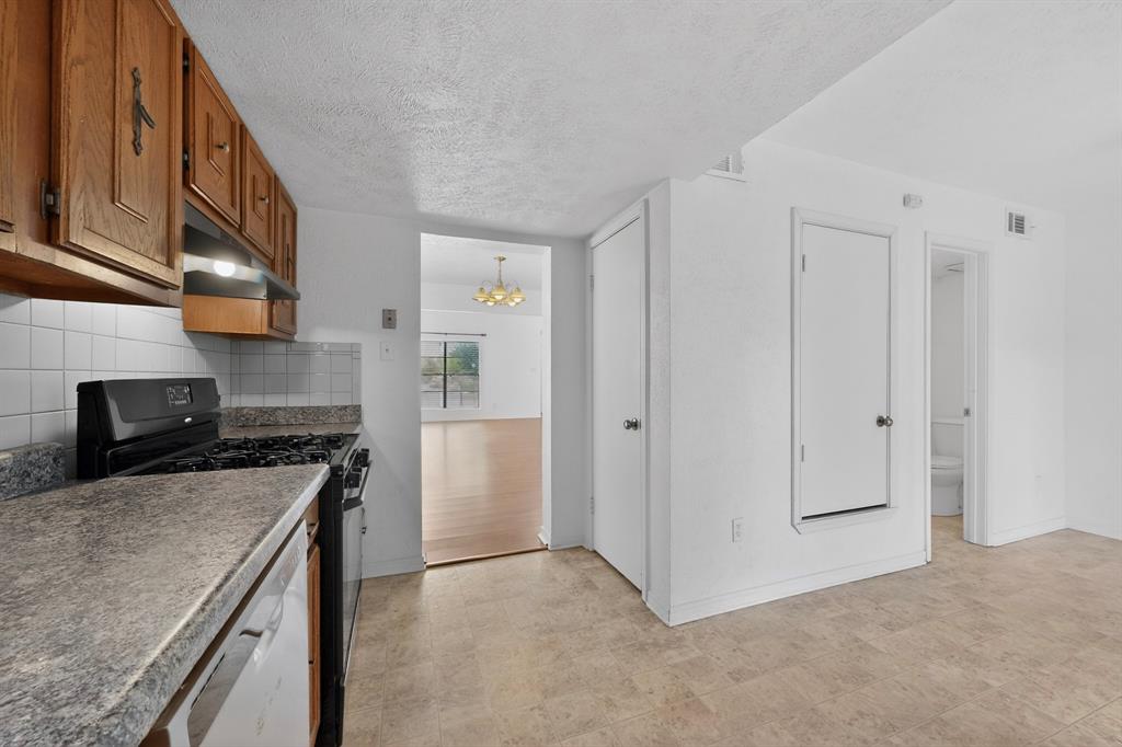 635 Haines Avenue Dallas, TX 75208 - Photo 20 of 36 a kitchen with a stove and a refrigerator