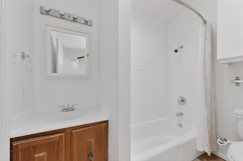 635 Haines Avenue Dallas, TX 75208 - Photo 21 of 36 a bathroom with a bathtub shower sink and vanity