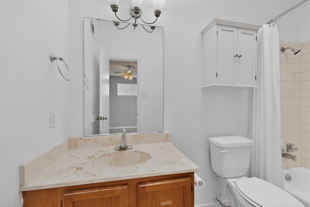 635 Haines Avenue Dallas, TX 75208 - Photo 27 of 36 a bathroom with a sink toilet and shower