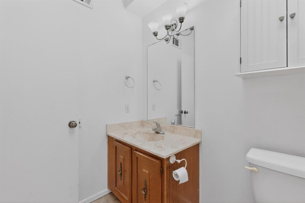 635 Haines Avenue Dallas, TX 75208 - Photo 28 of 36 a bathroom with a sink and mirror