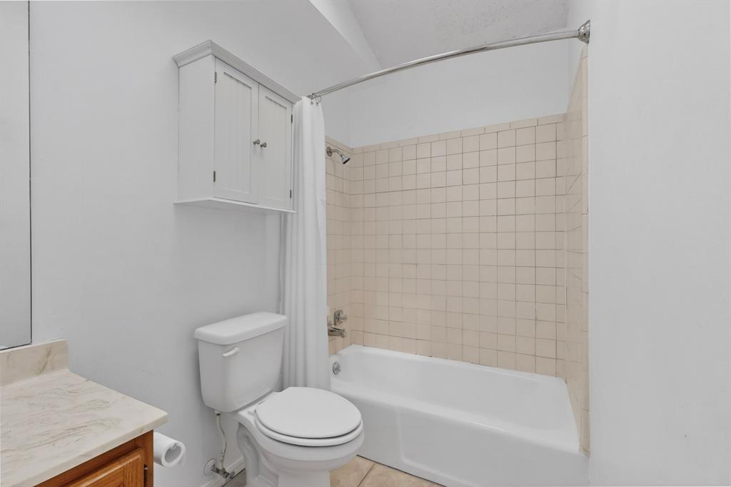 635 Haines Avenue Dallas, TX 75208 - Photo 29 of 36 a bathroom with a shower a toilet and a bathtub