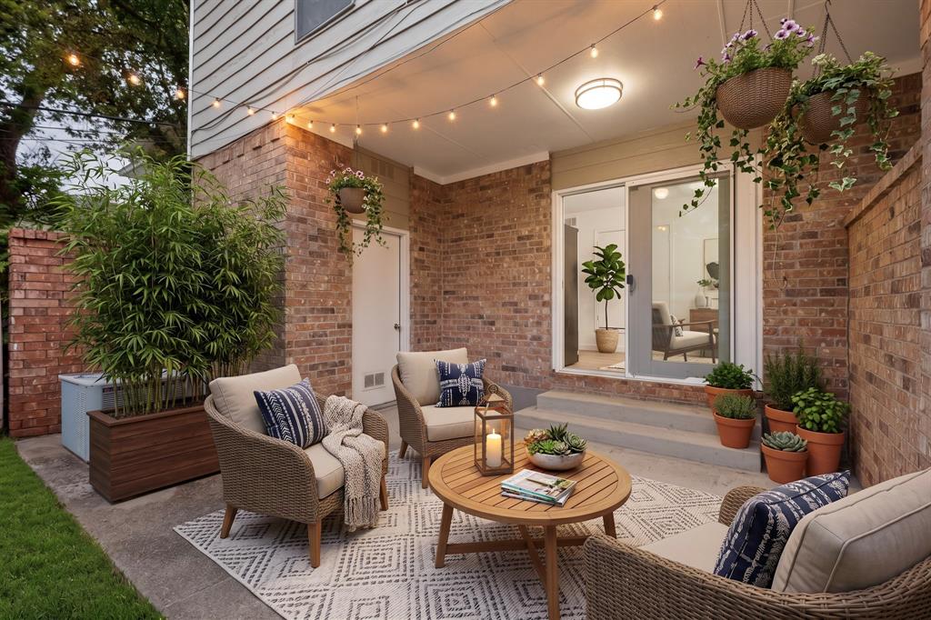 635 Haines Avenue Dallas, TX 75208 - Photo 5 of 36 a living room with patio furniture and a potted plant