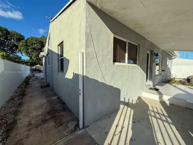a view of a house with backyard
