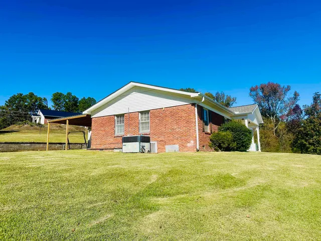 a view of a house with a yard