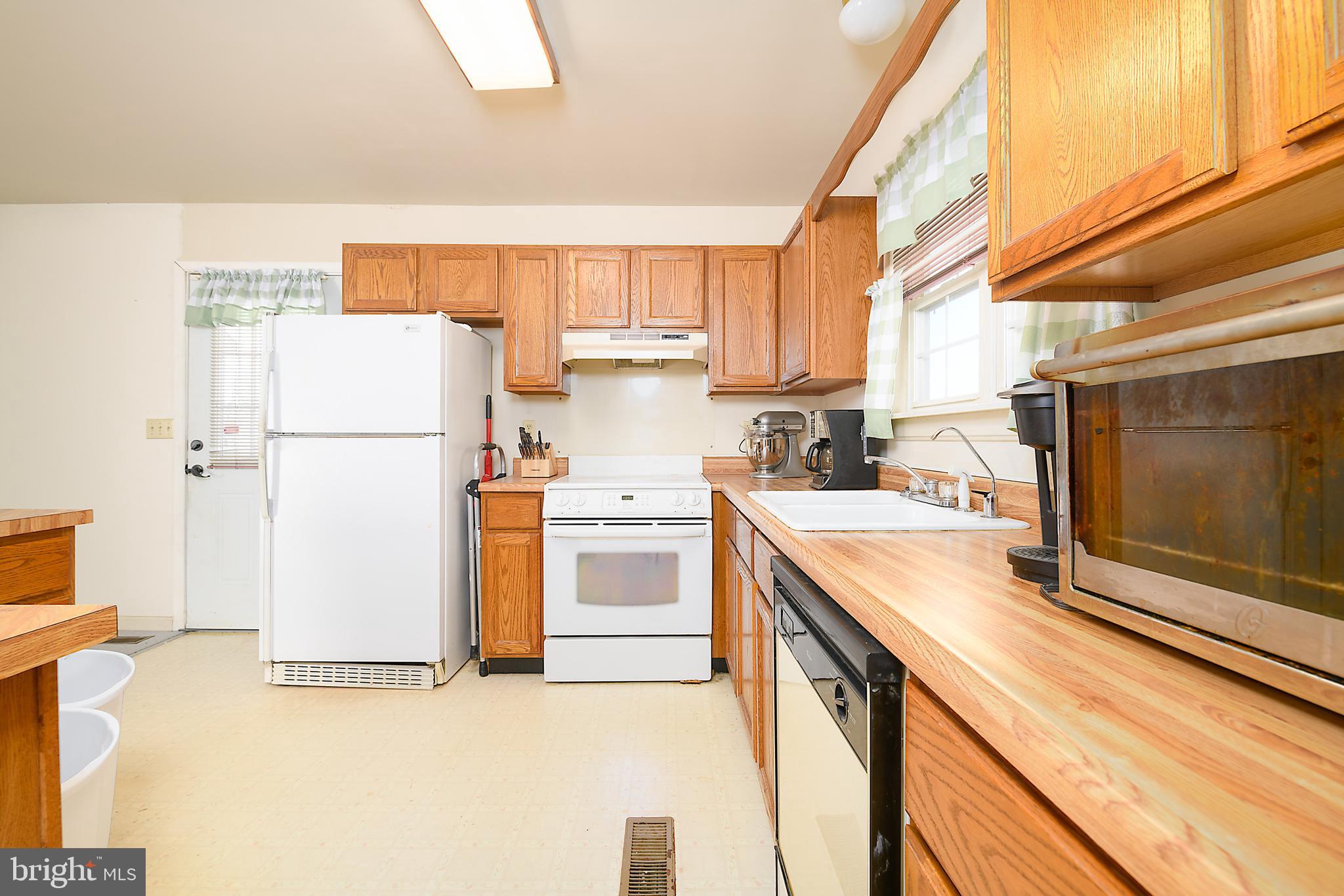 1024 Fence Post Lane Viola, DE 19979 - Photo 17 of 47 a kitchen with a refrigerator a stove and a microwave