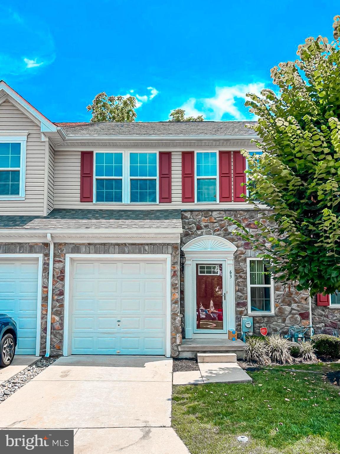 63 Franklin Circle, Unit 63 Somerdale, NJ 08083 - Photo 2 of 18 a front view of a house with garden