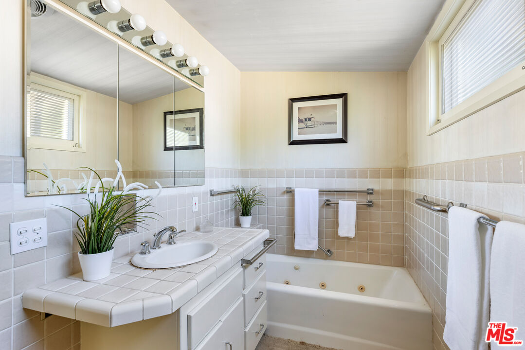 11368 Berwick Street Los Angeles, CA 90049 - Photo 15 of 31 a bath room with a table and chairs