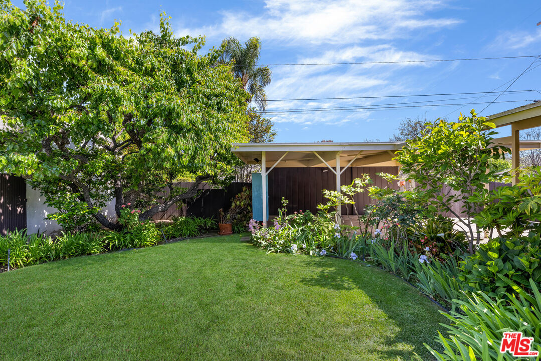 11368 Berwick Street Los Angeles, CA 90049 - Photo 21 of 31 a view of a garden with a fountain