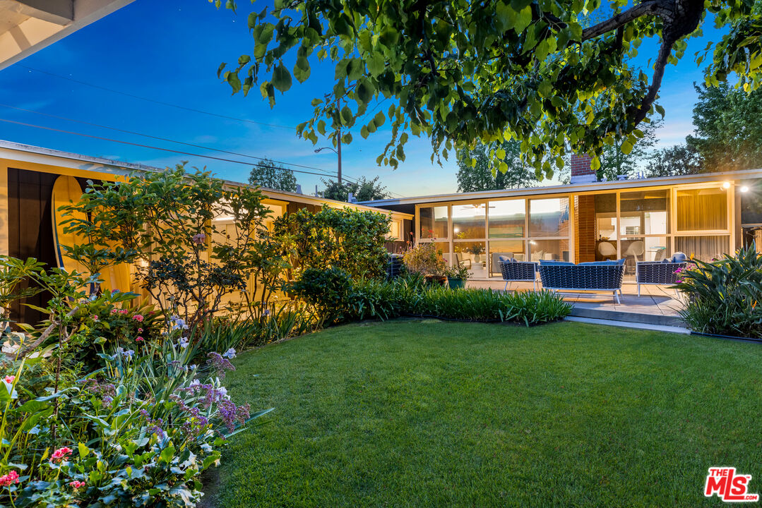 11368 Berwick Street Los Angeles, CA 90049 - Photo 27 of 31 a view of a backyard with a garden