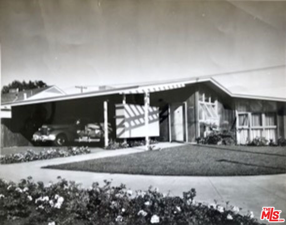 11368 Berwick Street Los Angeles, CA 90049 - Photo 30 of 31 a front view of a house