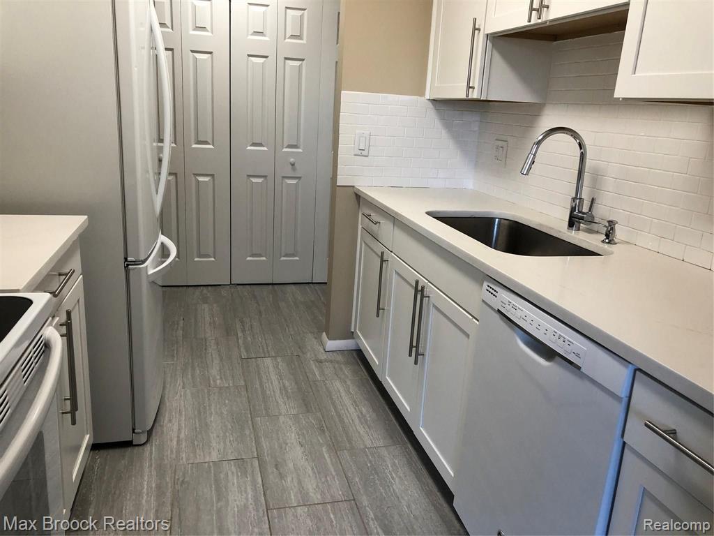 29880 West 12 Mile Road, Unit 812 Farmington, MI 48334 - Photo 2 of 14