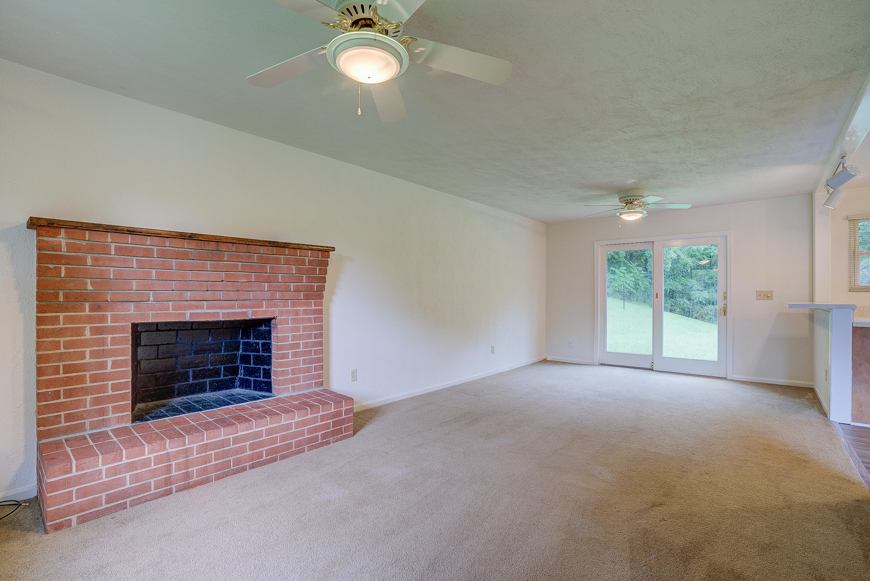6033 Country Homes Road Roanoke, VA 24018 - Photo 11 of 30 22