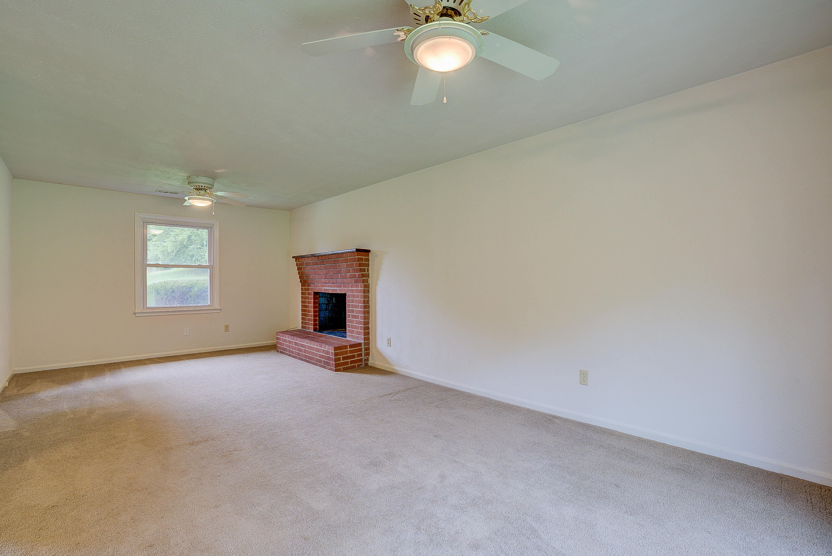 6033 Country Homes Road Roanoke, VA 24018 - Photo 8 of 30 16