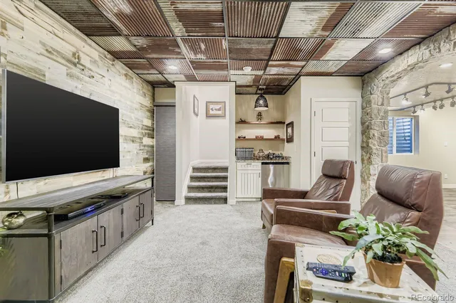 a view of a livingroom with furniture and a ceiling fan