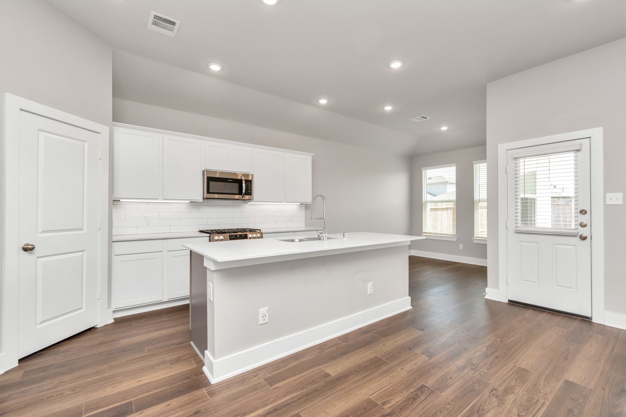 10526 Moon Valley Lane Rosharon, TX 77583 - Photo 7 of 24 The family area has direct access out to the covered patio.