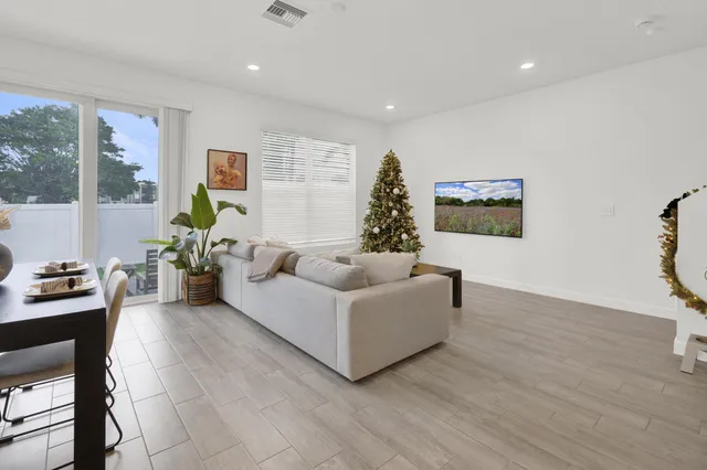 $3,250 | 4246 Lagoon Shore Drive, Lake Worth, FL 33467