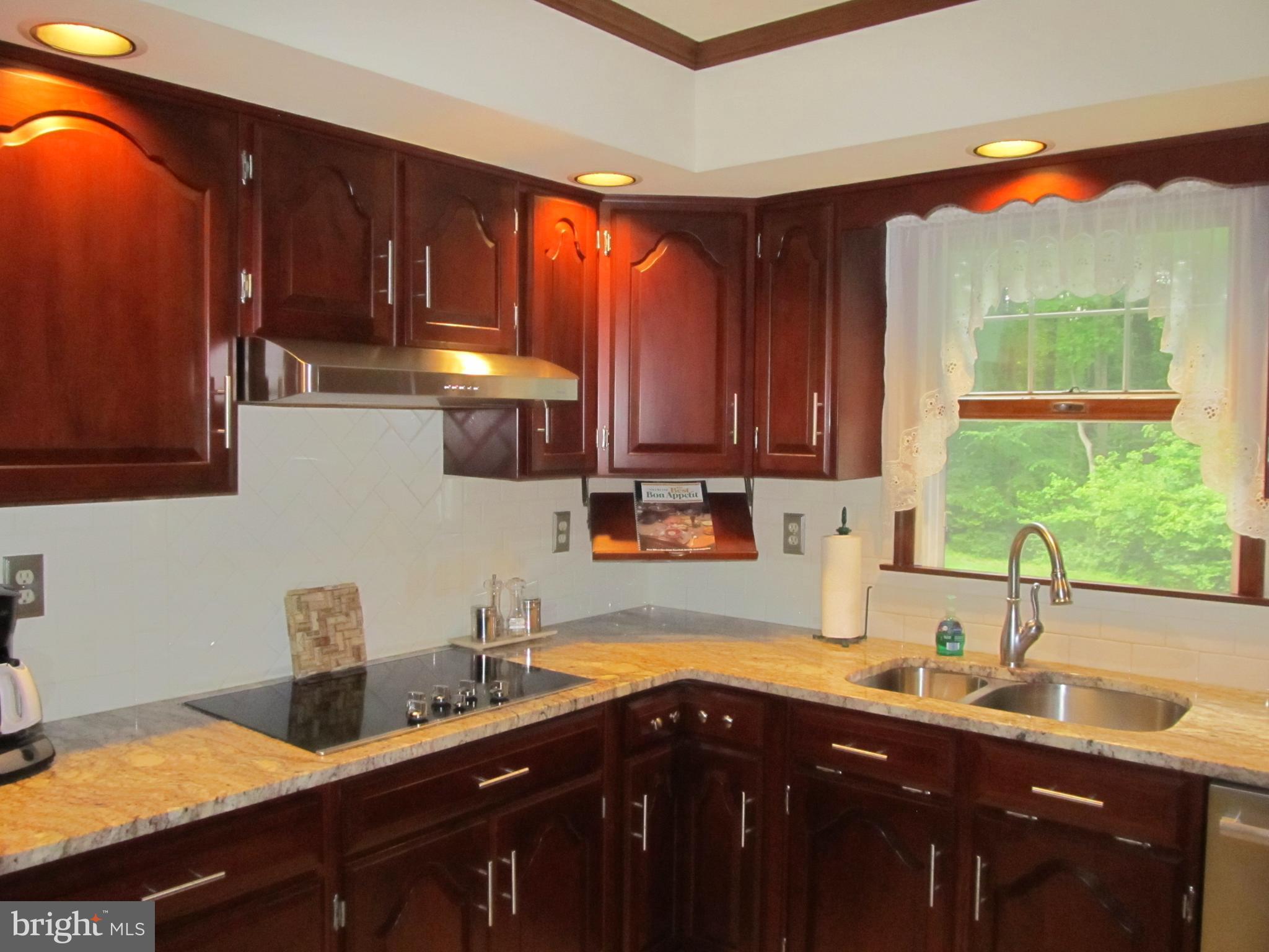 5 Ridgecliff Court Kingsville, MD 21087 - Photo 21 of 43 Cherry Cabs w/ granite counter tops