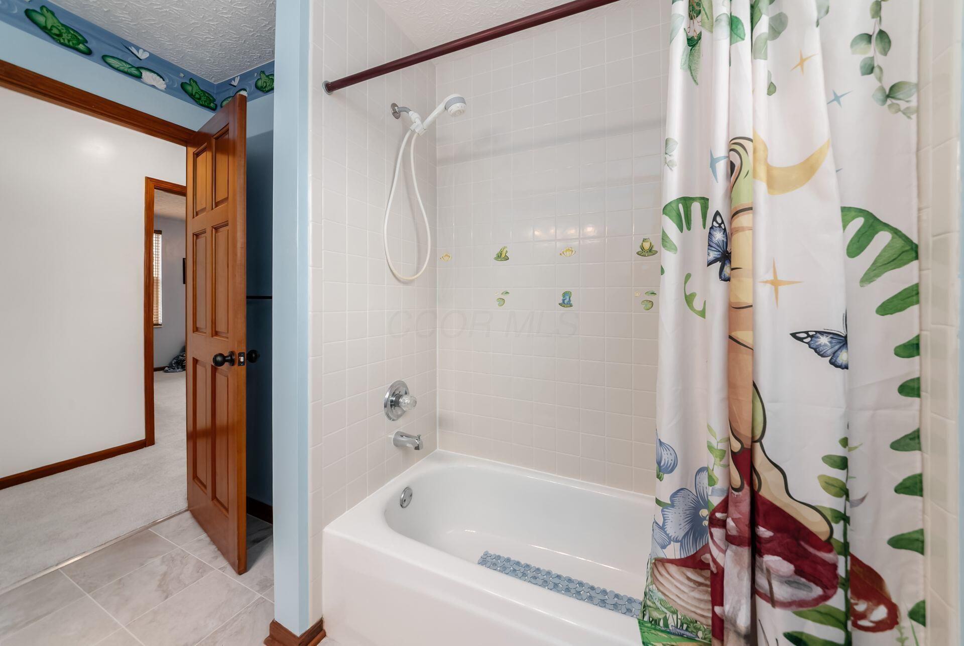 5581 Seapine Road Hilliard, OH 43026 - Photo 35 of 58 Main / Hall Full Bath