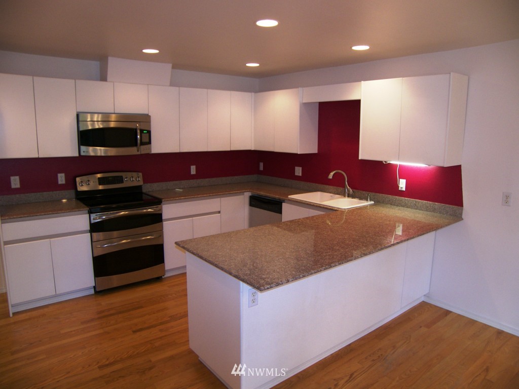 17545 110 Lane Southeast Renton, WA 98055 - Photo 2 of 9