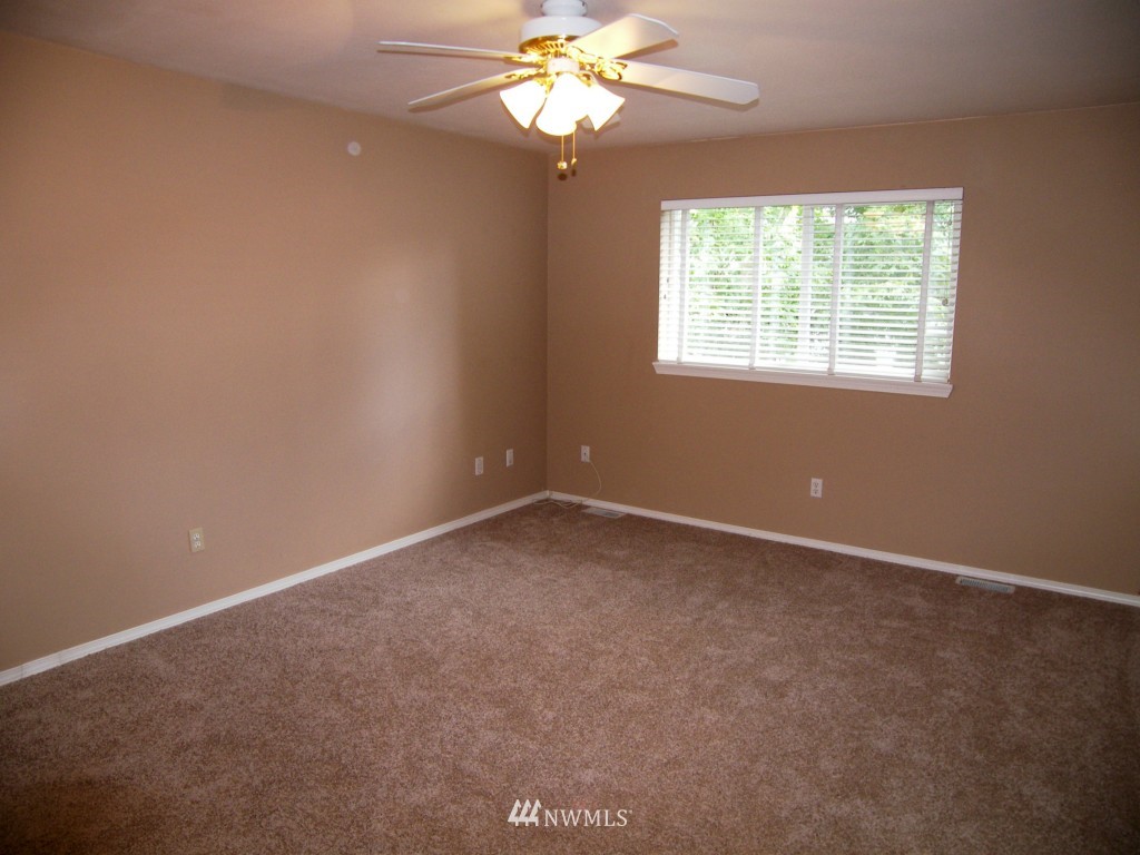 17545 110 Lane Southeast Renton, WA 98055 - Photo 5 of 9