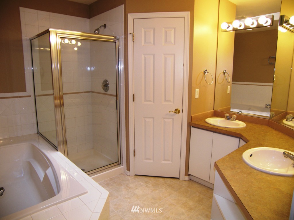 17545 110 Lane Southeast Renton, WA 98055 - Photo 6 of 9