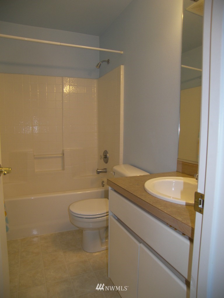 17545 110 Lane Southeast Renton, WA 98055 - Photo 8 of 9