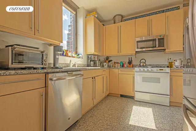 $2,800,000 | 2 Columbus Avenue, Unit 31C | Upper West Side