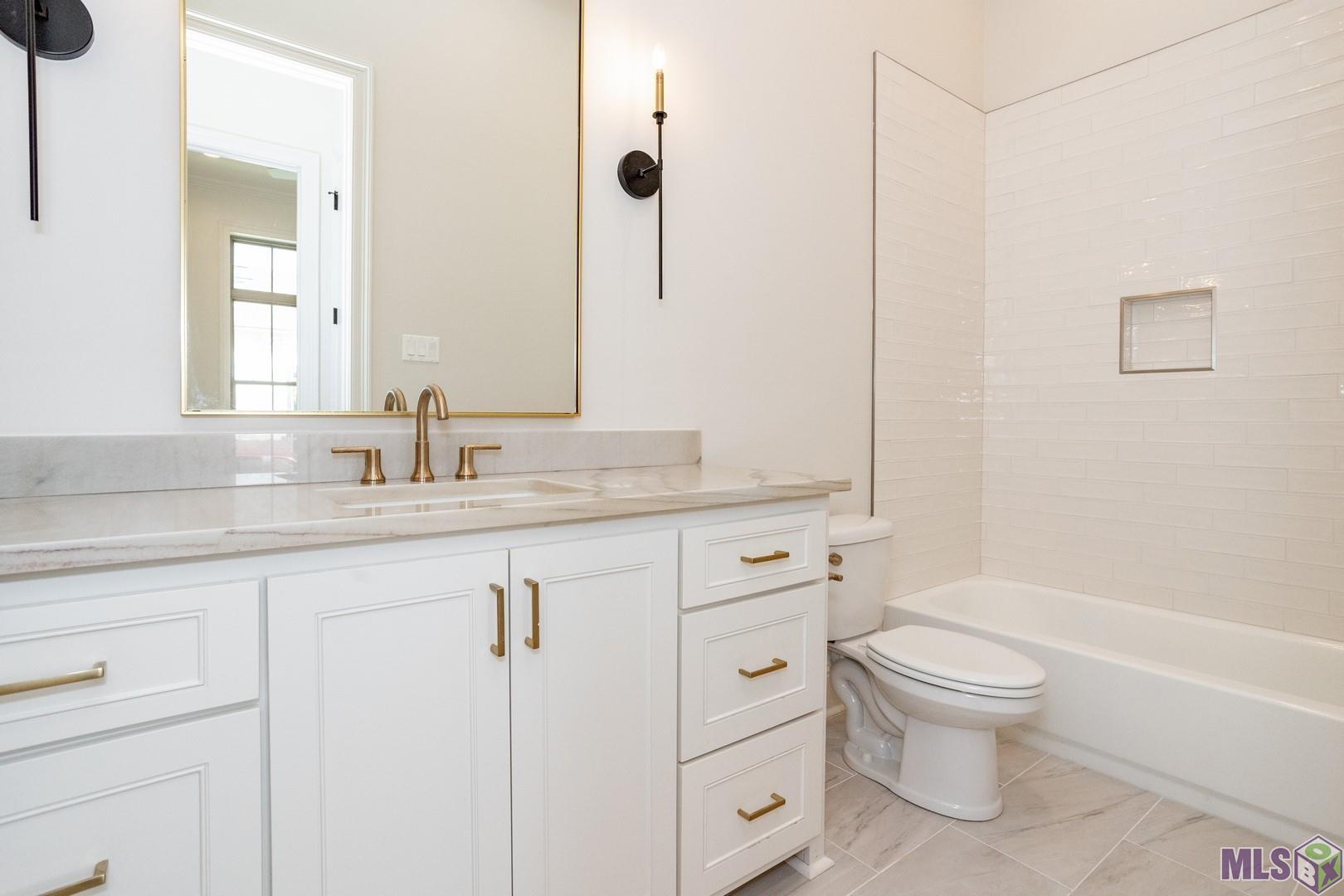 2127 Stableford Lane Baton Rouge, LA 70809 - Photo 9 of 46 Front/Guest Bathroom off the Foyer