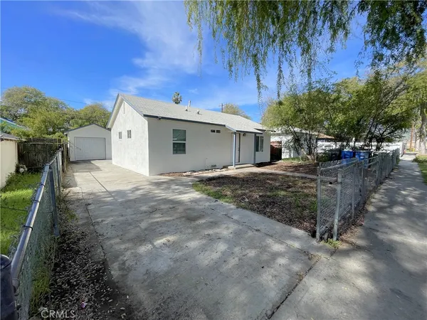 a view of a house with backyard and sitting area