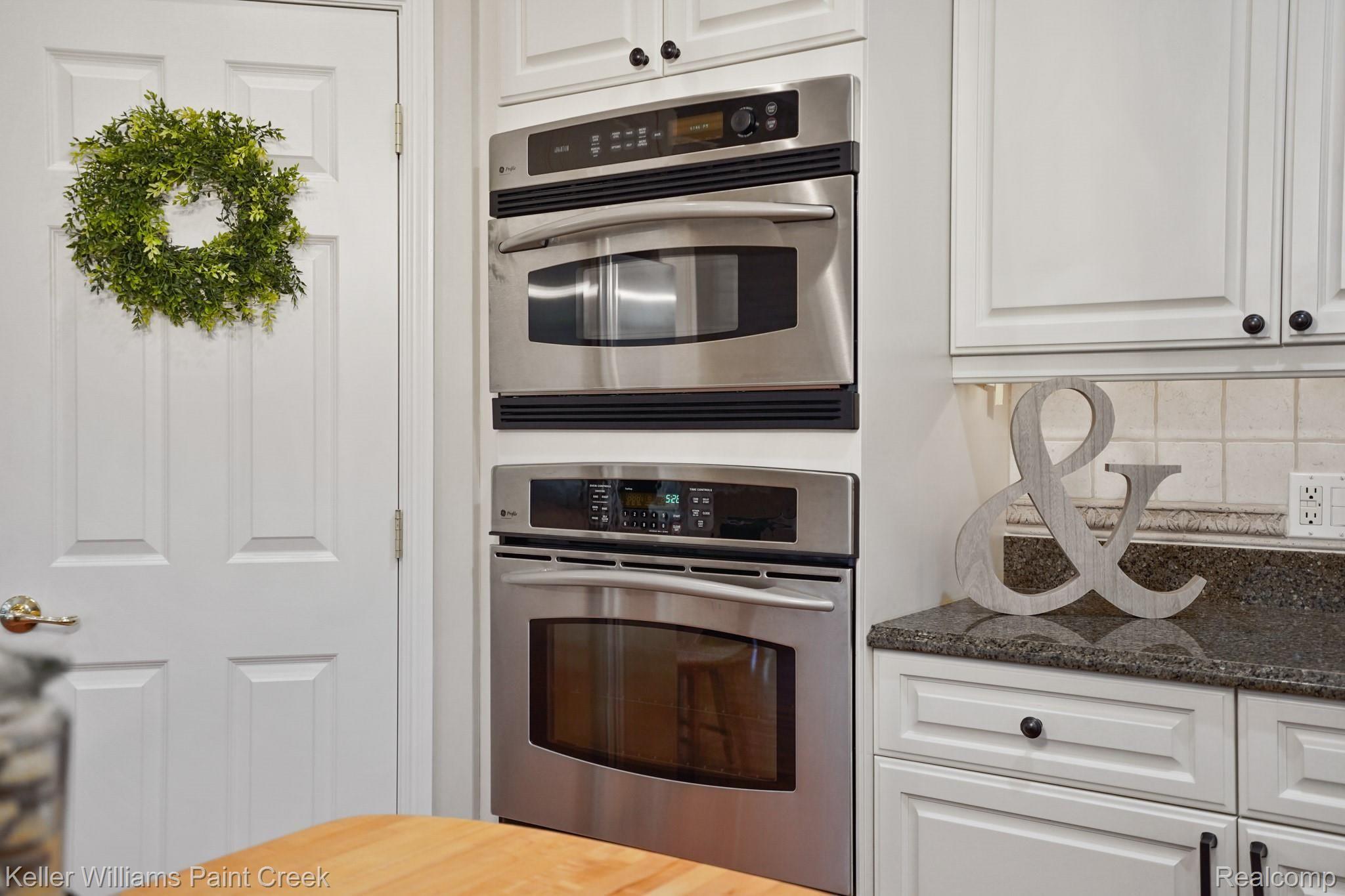 5136 Newport Court Rochester, MI 48306 - Photo 9 of 41 Convection oven/microwave!