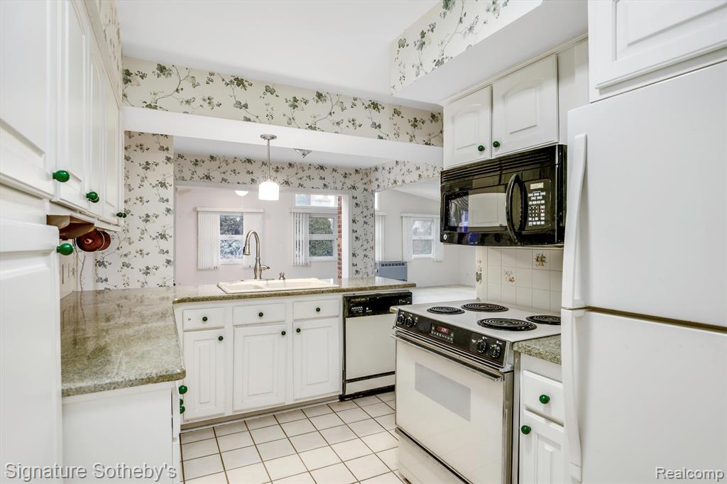915 Cook Road Grosse Pointe Woods, MI 48236 - Photo 16 of 38