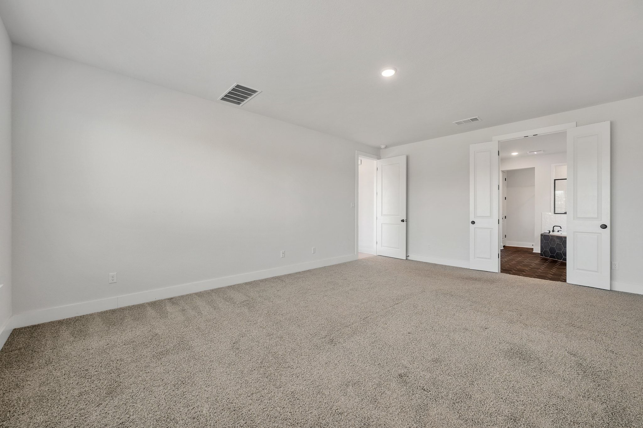 957 Arrowhead Ranch Boulevard Dripping Springs, TX 78620 - Photo 11 of 31 Unfurnished bedroom featuring carpet floors and recessed lighting