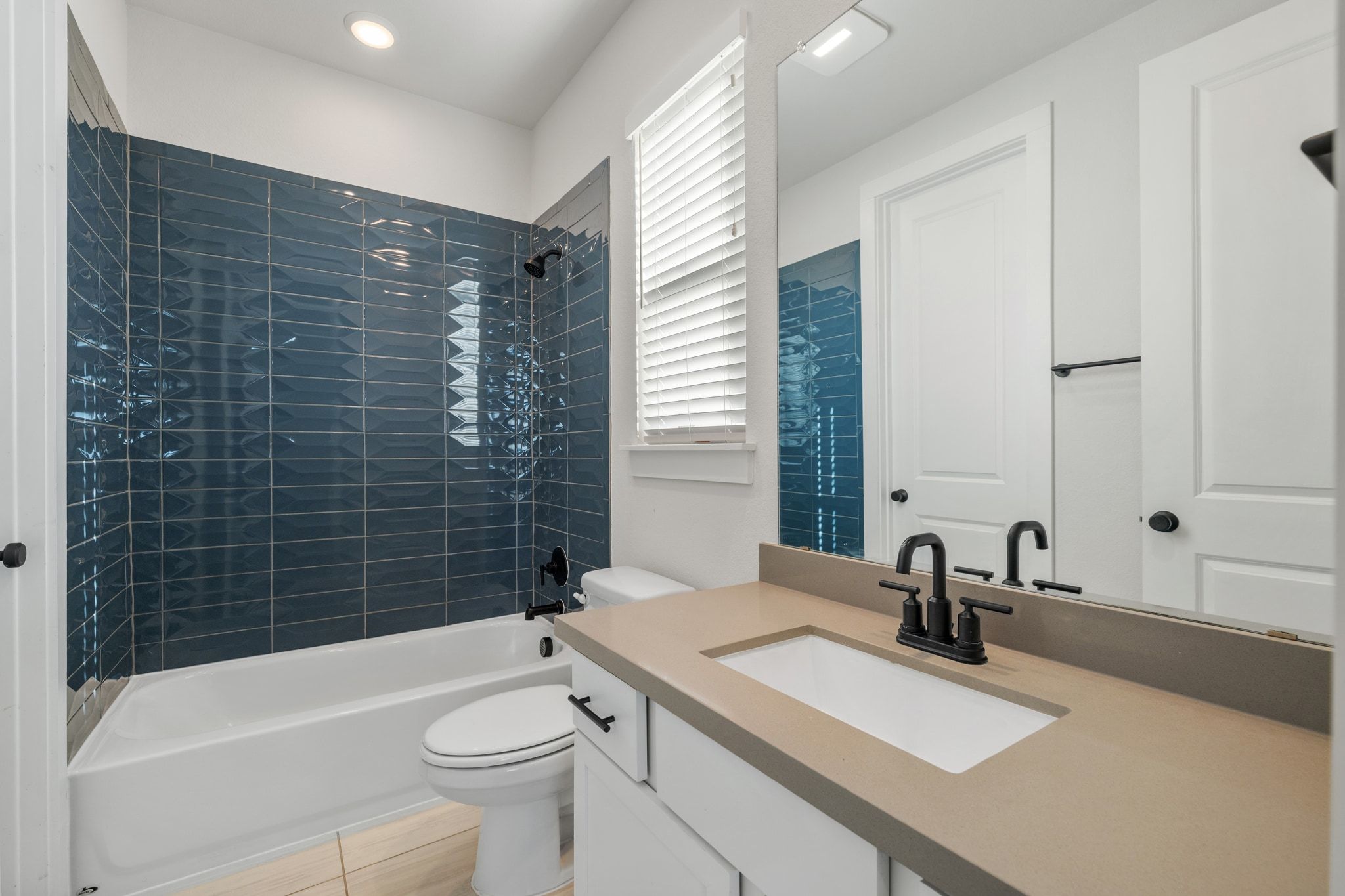 957 Arrowhead Ranch Boulevard Dripping Springs, TX 78620 - Photo 15 of 31 Ensuite full bath for guest bedroom #1