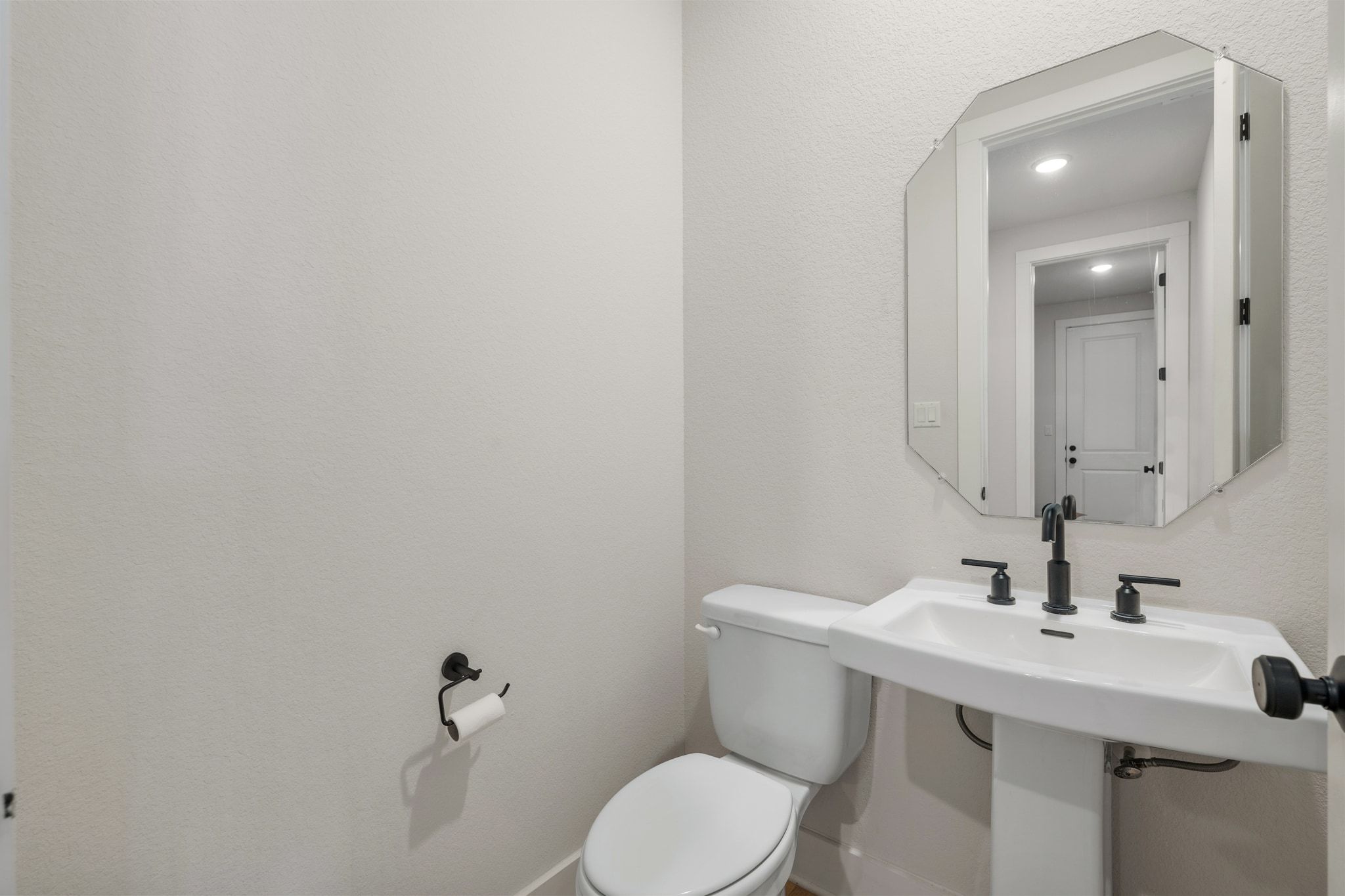 957 Arrowhead Ranch Boulevard Dripping Springs, TX 78620 - Photo 21 of 31 Guest powder bathroom