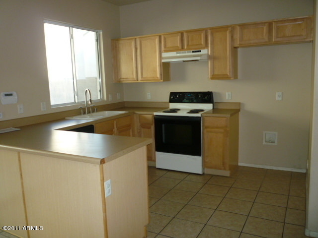 4234 West Carter Road Phoenix, AZ 85041 - Photo 4 of 25 023-172090- Kitchen