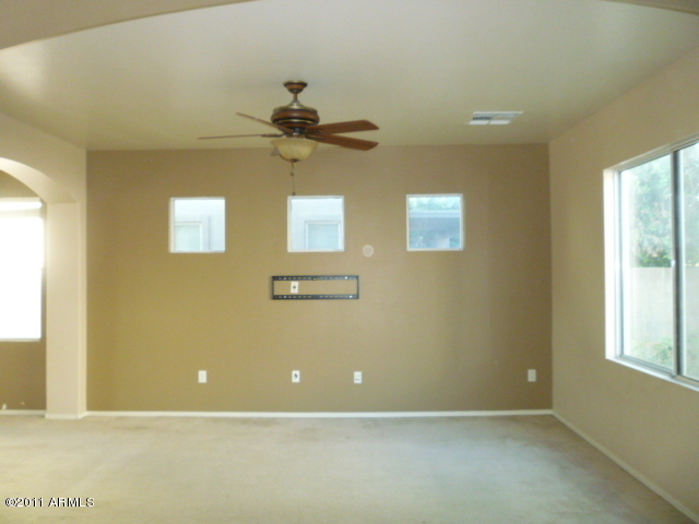4234 West Carter Road Phoenix, AZ 85041 - Photo 6 of 25 023-172090- Family Area